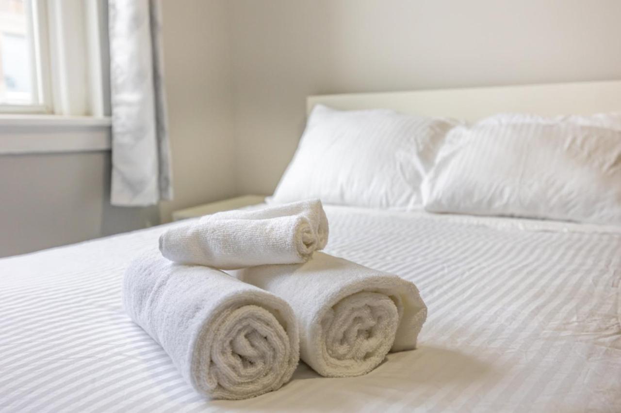 Serenity By The Falls - Modern 2 Bedroom Hideaway Apartment Niagara Falls