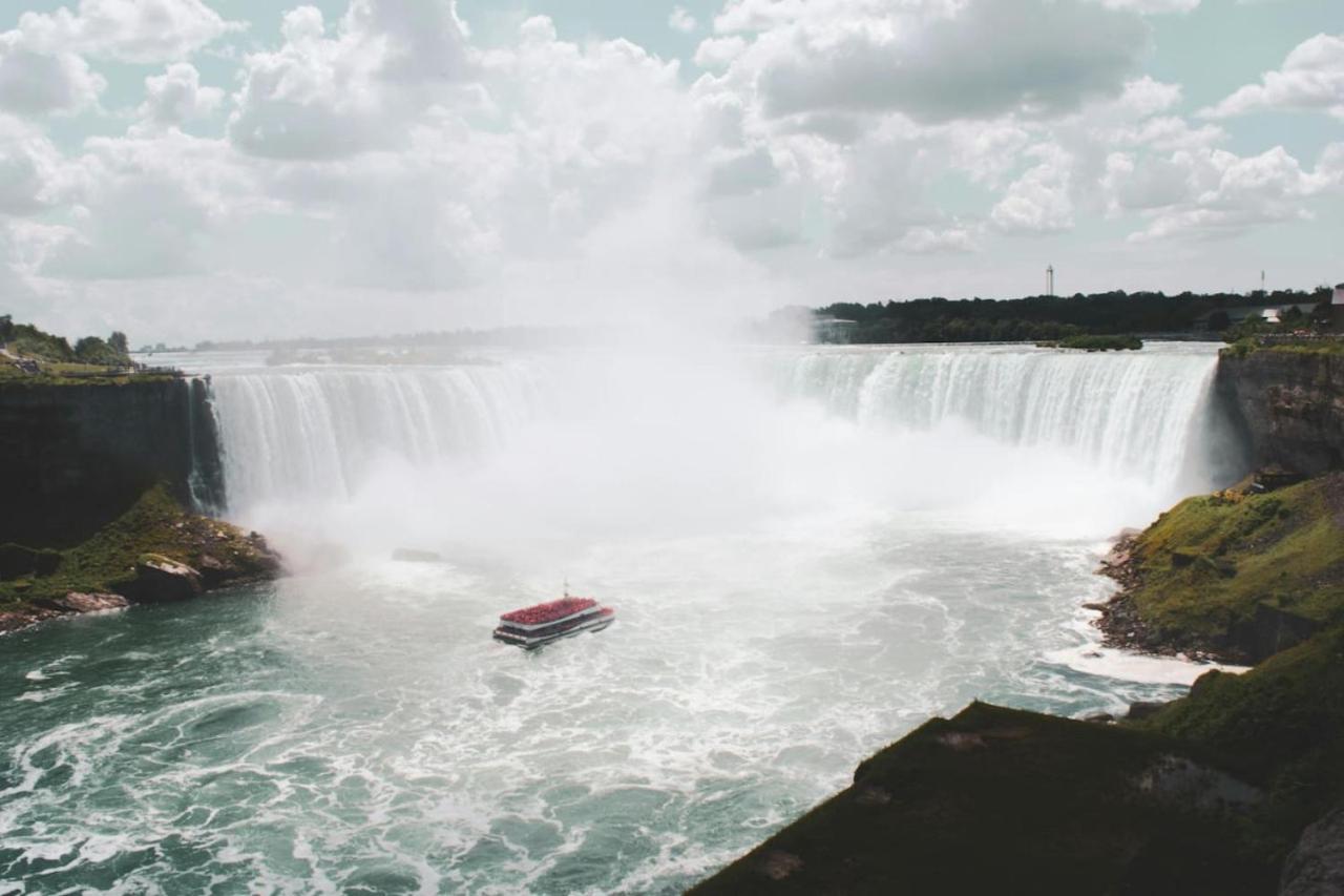 Serenity By The Falls - Modern 2 Bedroom Hideaway Niagara Falls